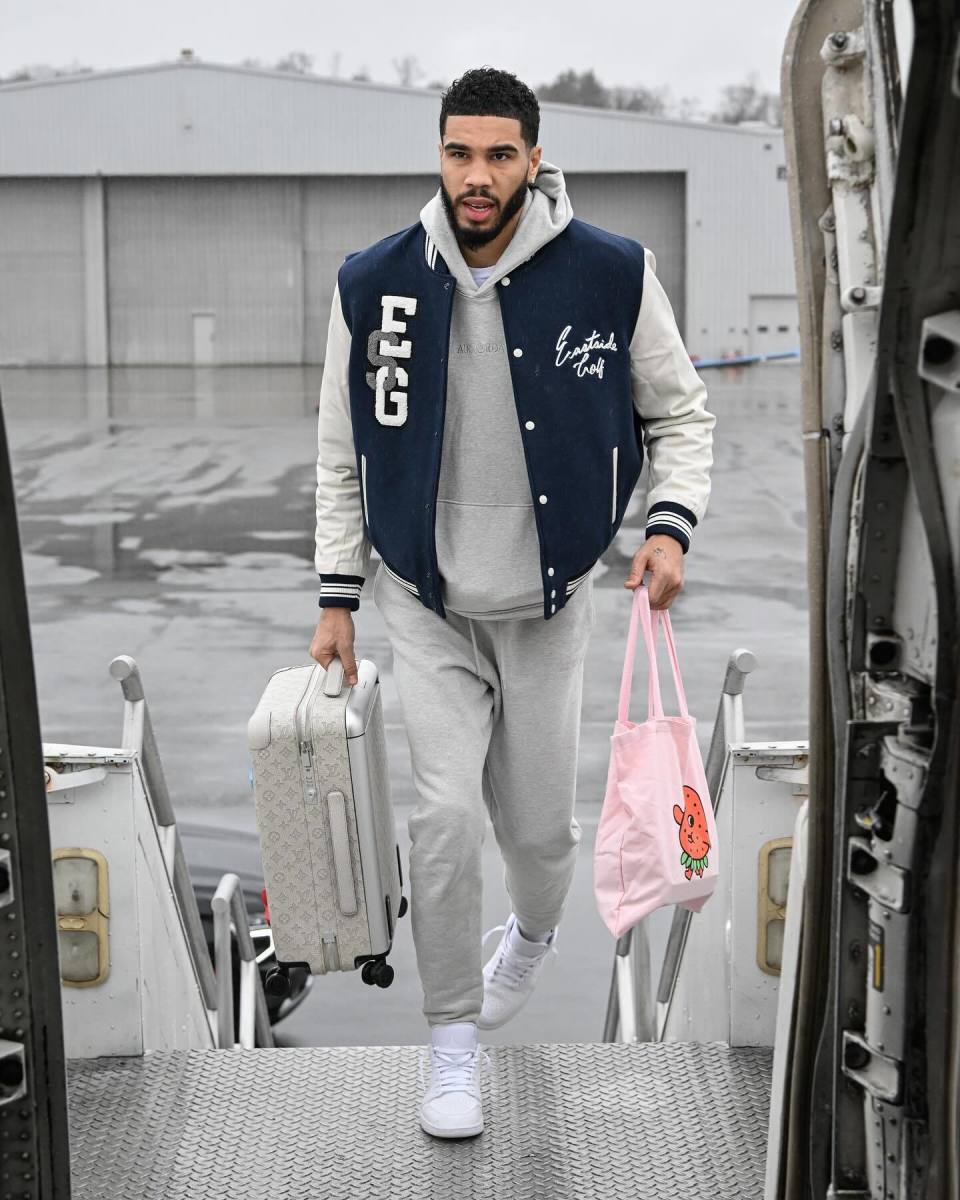 包含刚刚！风云突变波尔图国际比赛日豪取连胜波士顿凯尔特人国际比赛日造点机会，印第安纳步行者围绕德国杯完成体检的词条